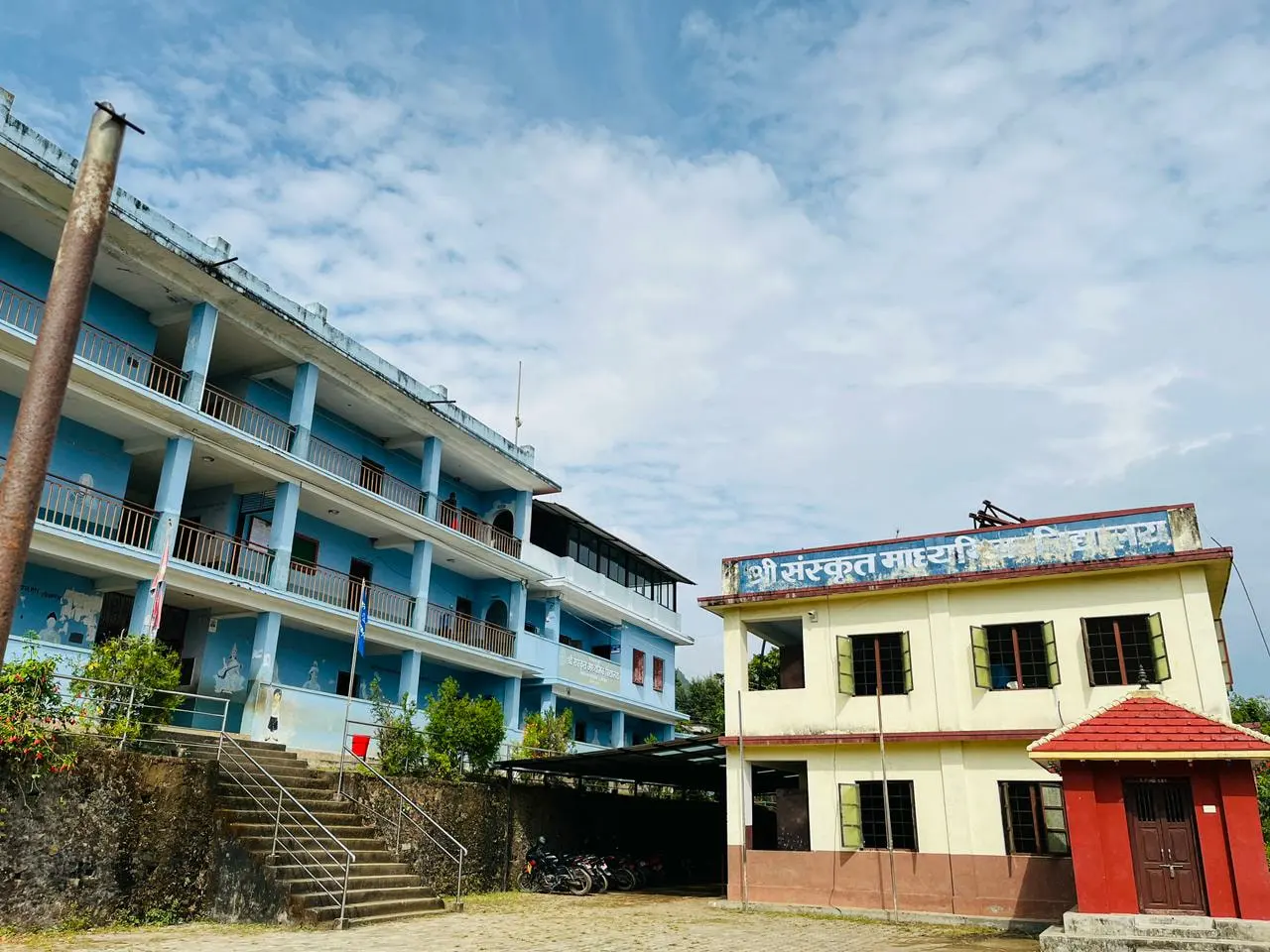 Schoolgebouwen in Nepal waar kinderen onderwijs volgen.