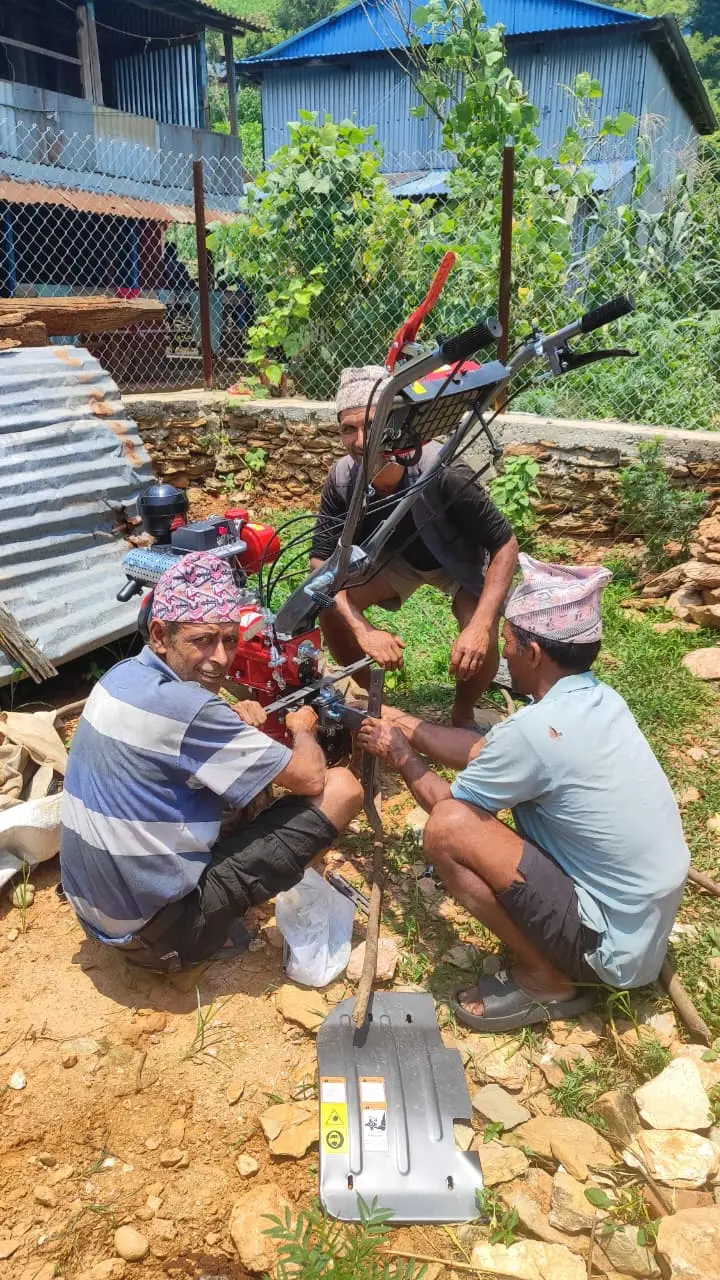 Lokale betrokkenen werken samen aan praktische ondersteuning in Nepal.