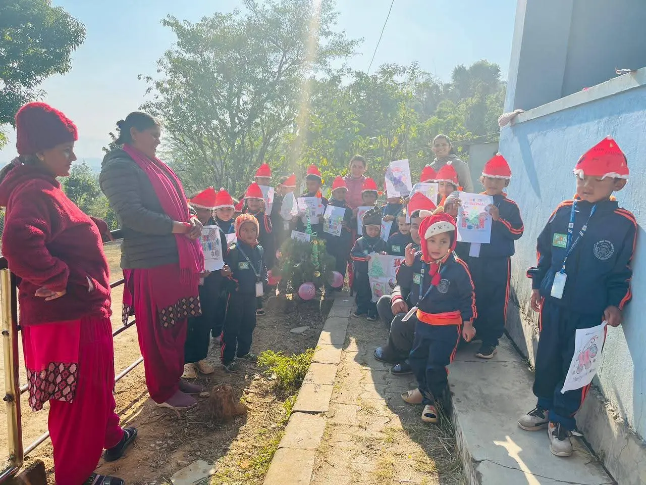 Kinderen en begeleiders staan buiten tijdens een schoolactiviteit in Nepal.