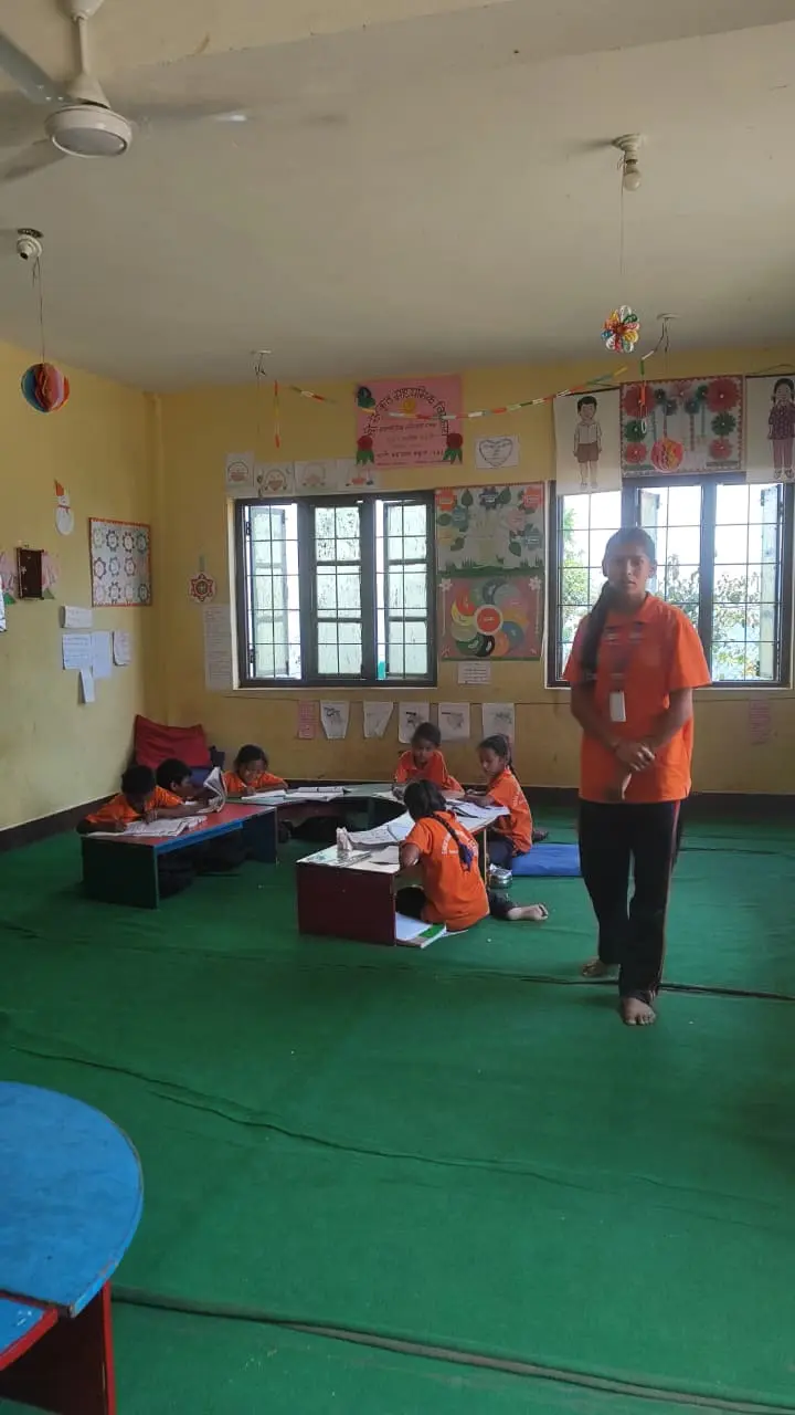 Begeleider en leerlingen in een klaslokaal in Nepal.