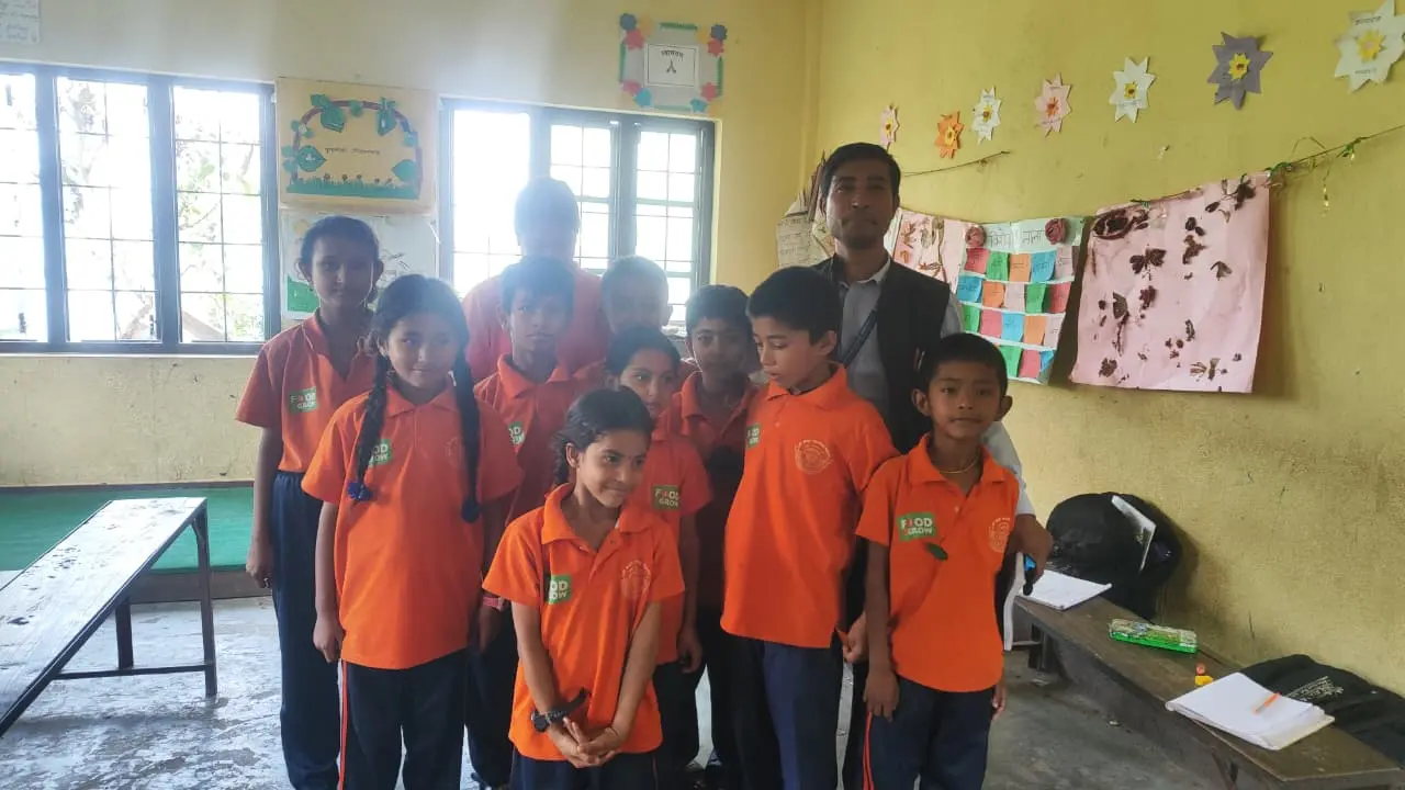 Leerlingen en begeleider in een klaslokaal in Nepal.